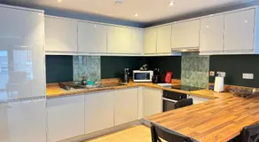 Centrally located apartment in Duke Street- free parking- two bathrooms - Image 4