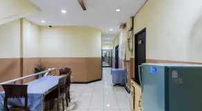 RedDoorz at Sparkling Hotel near Stasiun Gubeng Surabaya - Image 4
