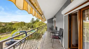 Appartamento con barbecue, giardino e piscina | Vista sul giardino - Image 4