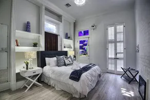 Five BR - Sleeps 10! Steps from French Quarter - Image 2
