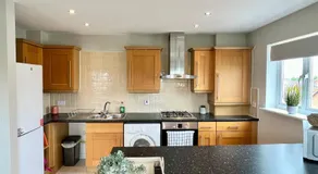 This weekend Two double rooms with parking in quiet well kept flat - Image 5