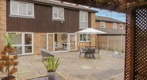 Spacious 5 bed Sunninghill with driveway parking - By Tempstay - Image 5