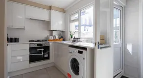 Sanjo Suite I Sleek 2BR I Sleeps 6 I Near Cardiff City Centre I Principality Stadium I Motorpoint Arena Cardiff I WiFi I Parking and Easy Access to Barry Island - Image 2