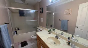 Cedar Hills Guest House- Beautiful Room, Free Parking, 24 Hr Transit - Image 2