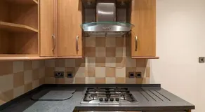Cozy 2 Beds Brentwood Flat - Image 3