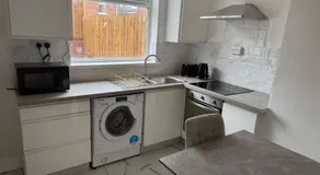 Large 3 bedroom house, Perfect for business stays, long-term projects, and family getaways, Sleeps 5 people - Image 2