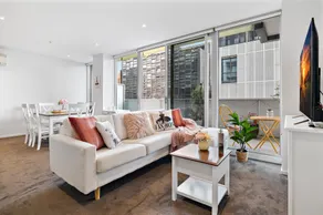 Bright 2-Bed Home with Secure Parking - Image 3