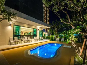 L Hotel - Image 2