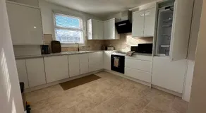 Spacious 4 bedroom apartment 5 minutes walk to train and shops which is perfect for families and groups - Image 3
