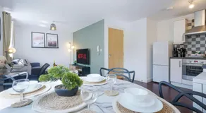 Beautiful Apartment - Close to City Centre - Free Parking, Fast Wifi, SmartTV with Sky TV and Netflix by Yoko Property - Image 4