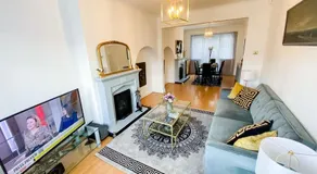 Stunning Modern Cozy 5 star 3 bedroom house-Free Parking Greater London Metro Stations hosted by Tony - Image 2
