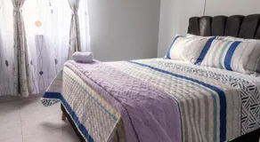 Habitación Privada en Kzona, Cerca al aeropuerto, Ideal para Escalas y Trámites - Image 2