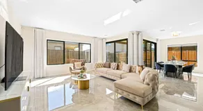 Stunning Park-fronted Luxury Grand Family House with Free Gym, Pool and Spa! - Image 3