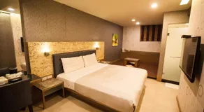 Love Hotel - Image 2
