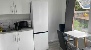 Studio Flat Private Shower Wc and Kitchenette - Image 3