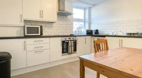 Spacious 2-bed Apartment in Crewe by 53 Degrees Property, ideal for Business & Professionals, FREE Parking - Sleeps 3 - Image 3