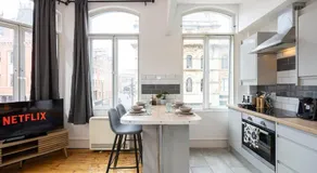 2 Bed City Centre Flat Sleeps 6 - Image 3