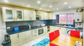 Cozy and Spacious Room Two Double Beds Free WiFi and Parking - Image 3