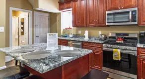 Ground-Level 2B2B Apt in Bryn Mawr w Parking - Image 4