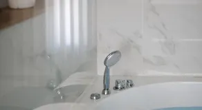 מיני גן עדן עם גקוזי יש מקלט בבניין - Image 3