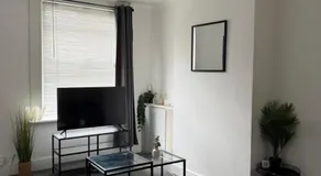 Cosy 2-Bed Home - Central Location Near Town & Train Station - Image 2