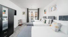 Modern Six Bed House With Private Garden, Balcony & Parking in Dartford Near Bluewater & Transport Links, Ideal for Families, Contractors and Long Stays - Image 2