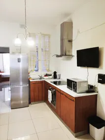 Superbly Located Cosy 2-Bedroom Apartment Valletta - Image 4