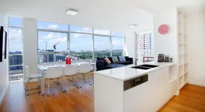 Gadigal Groove - Modern and Bright 3BR Executive Apartment in Zetland with Views - Image 2