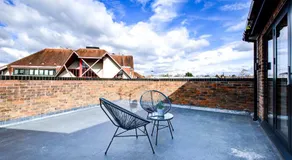 Hybrid Resi - Uxbridge, On-site CAR or VAN parking, near London Heathrow Airport - Image 4