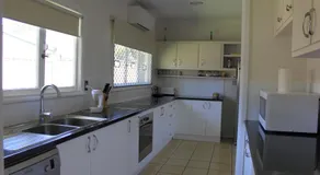 Edge Hill Clean & Green Cairns, 7 Minutes from the Airport, 7 Minutes to Cairns CBD & Reef Fleet Terminal - Image 5