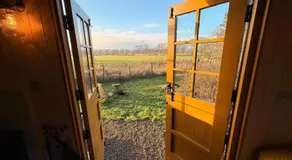 Cosy romantic shepherd hut in open countryside - Image 4