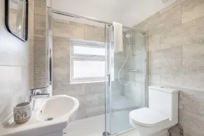 Chic and Comfy 4 Bedroom Stay Baylis Road - Image 4