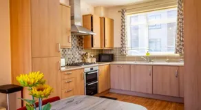 14 Guests-6 Bedroom House free parking - Image 3