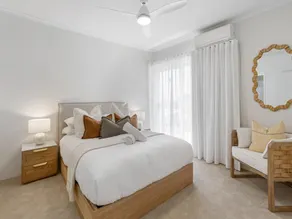 Stylish 3-Bed Apartment in Coastal Redcliffe - Image 2