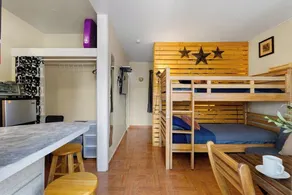 Bright 2BR Getaway | BBQ, Garden & Parking - Image 2