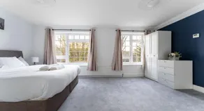 Purley House-Sleeps 8-Near Gatwick-Games Room - Image 2