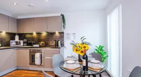 Sleek Apartment in Manchester by 53 Degrees Property, Ideal for Couples, Amazing Location! - Image 2