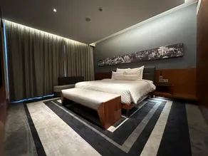 Luxury One Bedroom Apartment - Image 5