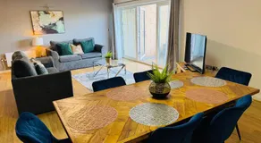 Stylish 2 Bed Apt with River Views & Parking - City Centre & Bay - Image 2