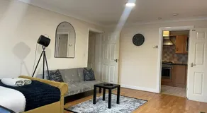 Cozy apartment, sleeps 4 with TV - Image 2