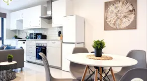 3 Bedroom Apt By ThreeThreeThreesProperty Short Lets & Serviced Accommodation Leeds With Wi-Fi & Parking - Image 4