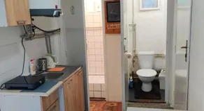 Apartment in house with private parking and garden - Image 3