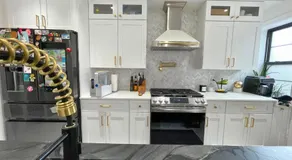 Great location with parking, 10 min to LGA & subway - Image 3