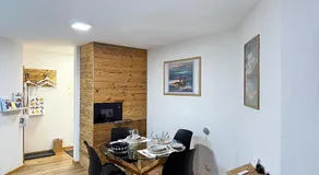 CB102-B - Bijou, Holz, zentral, mit Garage und Pool - Image 4