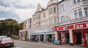 Barry Island Beachfront Apartment - Stunning Bay Views and Private Parking - Image 4