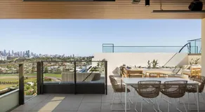 Free parking - trackside apartment with pool, gym - Image 2
