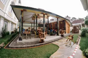 Summer Season Hotel - Image 2