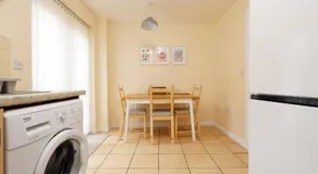 Relaxing 2-Bed Coastal Escape in Port Talbot - Image 3