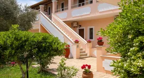 Nikos Pool House & Apartments - Image 5