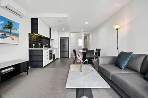 Modern 1 Bed Apartment with City Views - Image 2